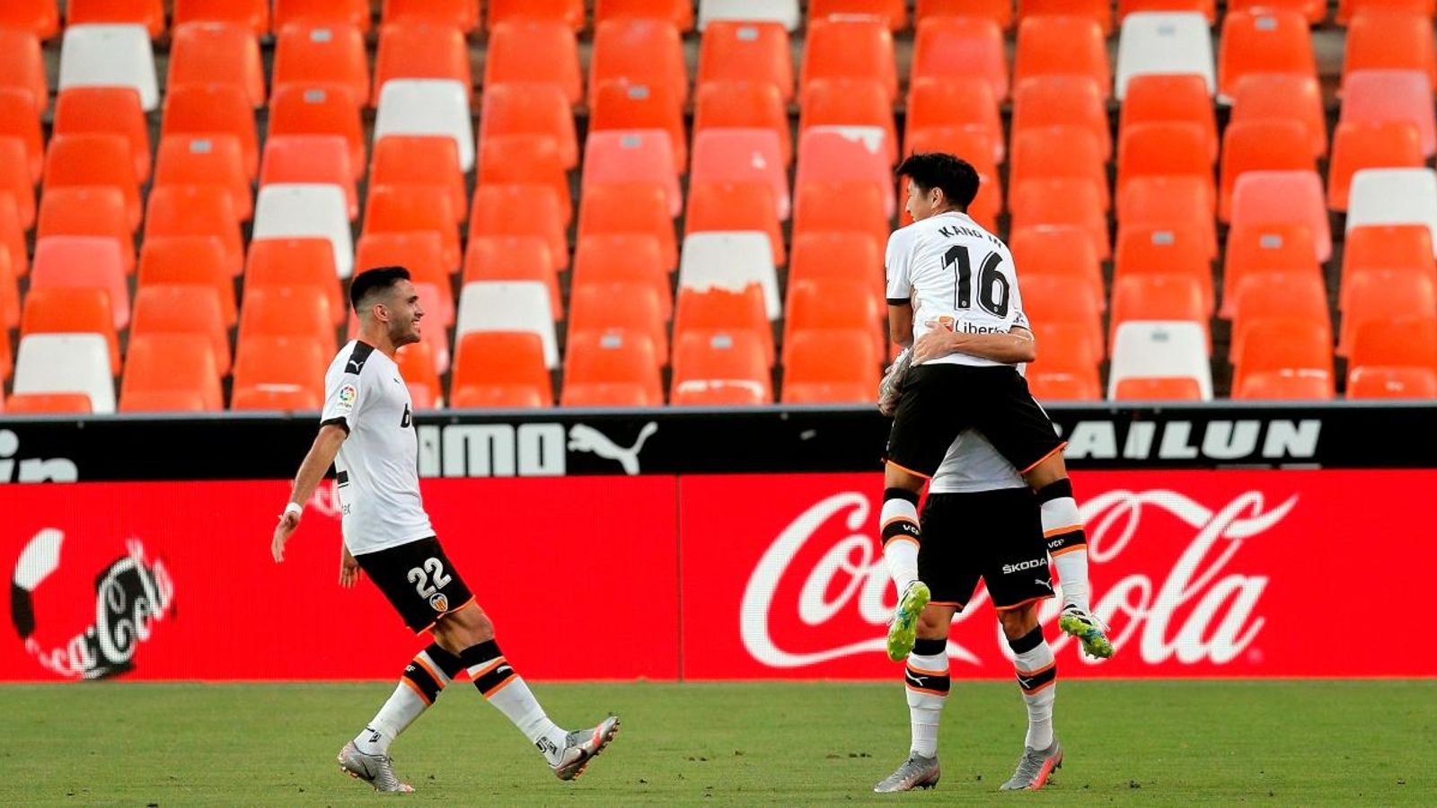 Kang-in rep les felicitacions pel seu gol salvador
