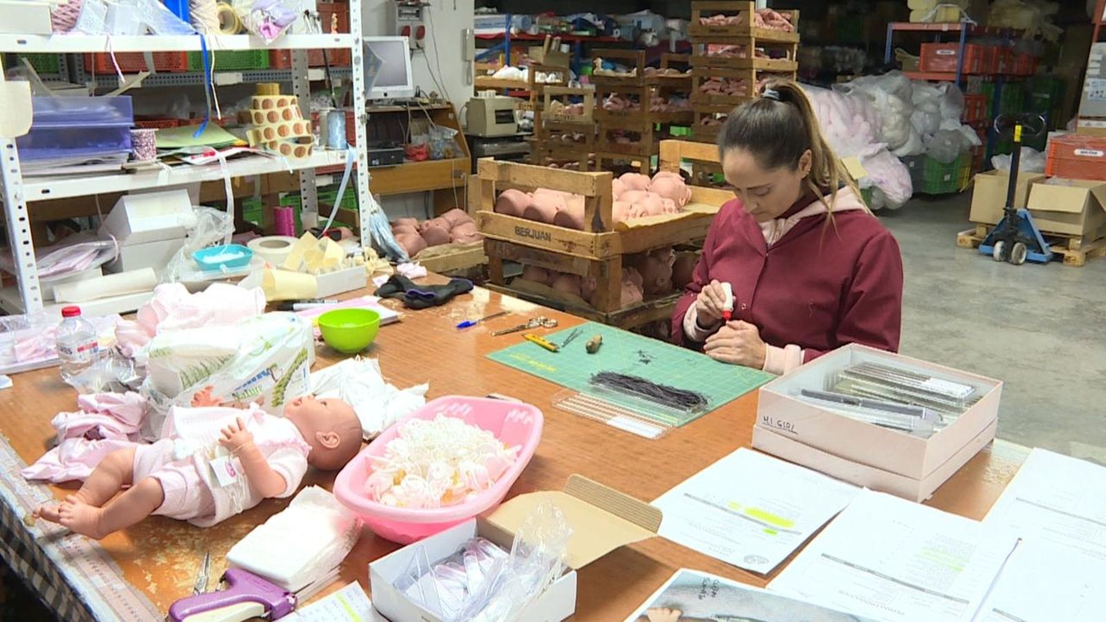 Una treballadora d'una fàbrica de joguets