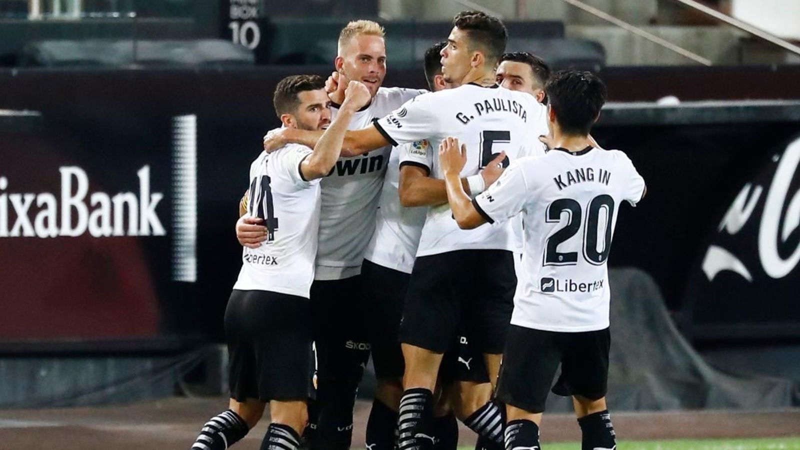 Els jugadors del València celebren un dels gols contra el Reial Madrid a Mestalla