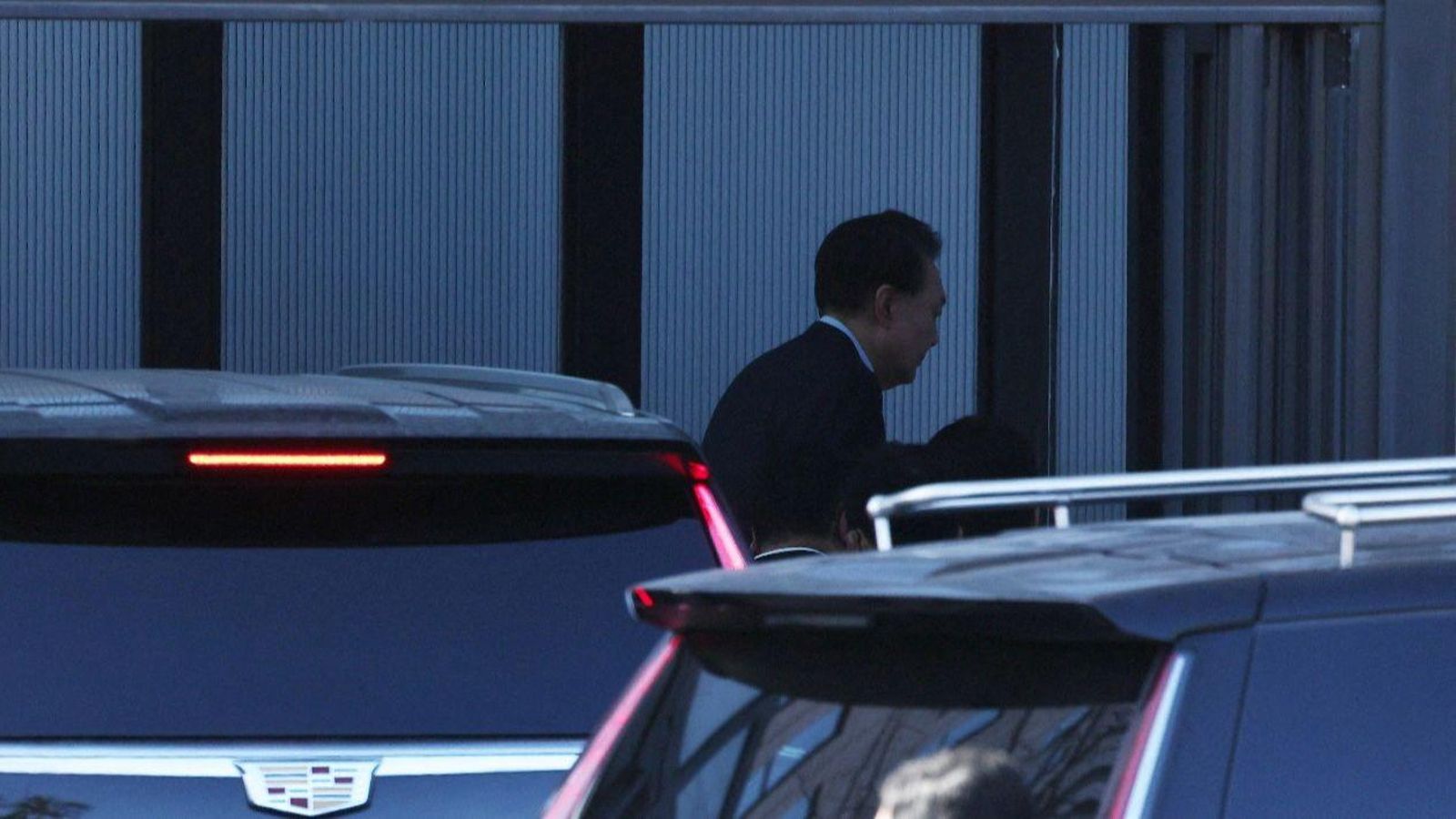 El president sud-coreà Yoon Suk-yeol entra a l'Oficina per als Casos de Corrupció d'Alts Funcionaris El president sud-coreà Yoon Suk Yeo entra a l'Oficina per als Casos de Corrupció d'Alts Funcionaris