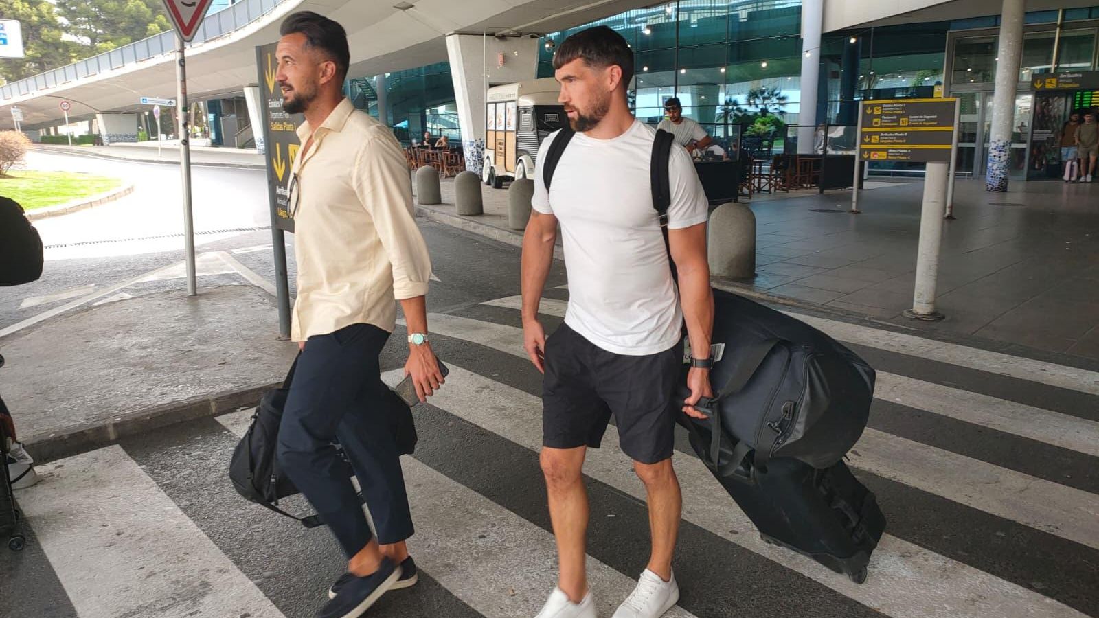 Ryan, acompanyat d'Hèctor Rodas, a l'aeroport de Manises