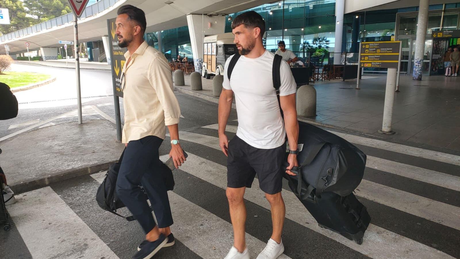 Ryan, acompanyat d'Hèctor Rodas, a l'aeroport de Manises