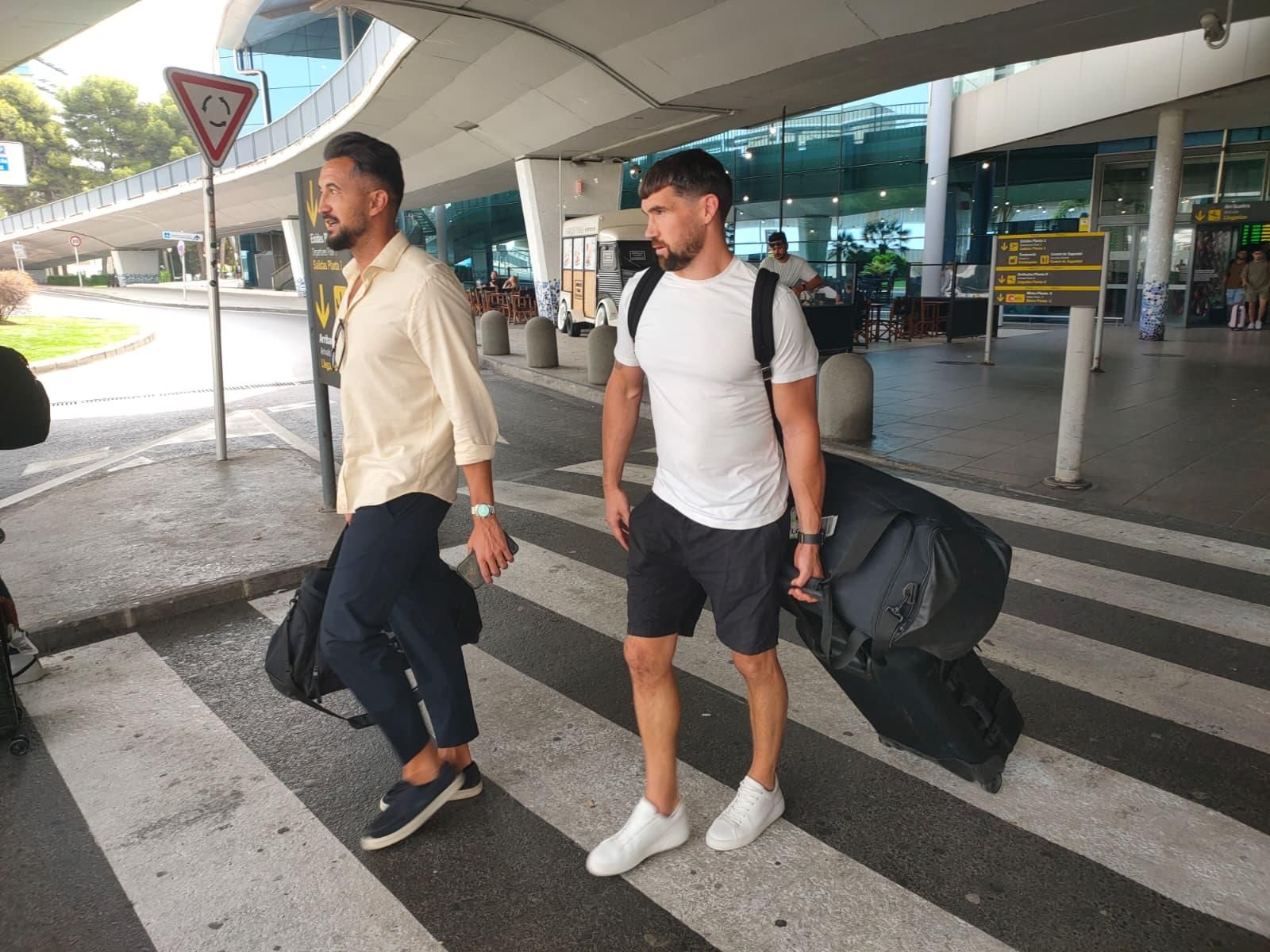 Ryan, acompanyat d'Hèctor Rodas, a l'aeroport de Manises