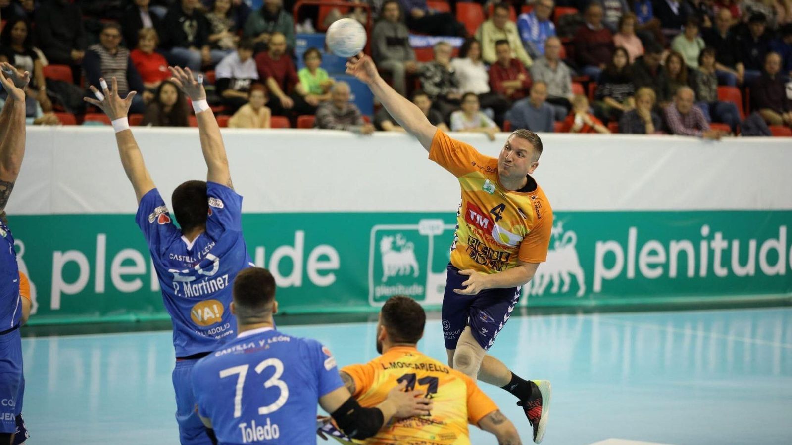 Bernatonis intenta un llançament a porteria