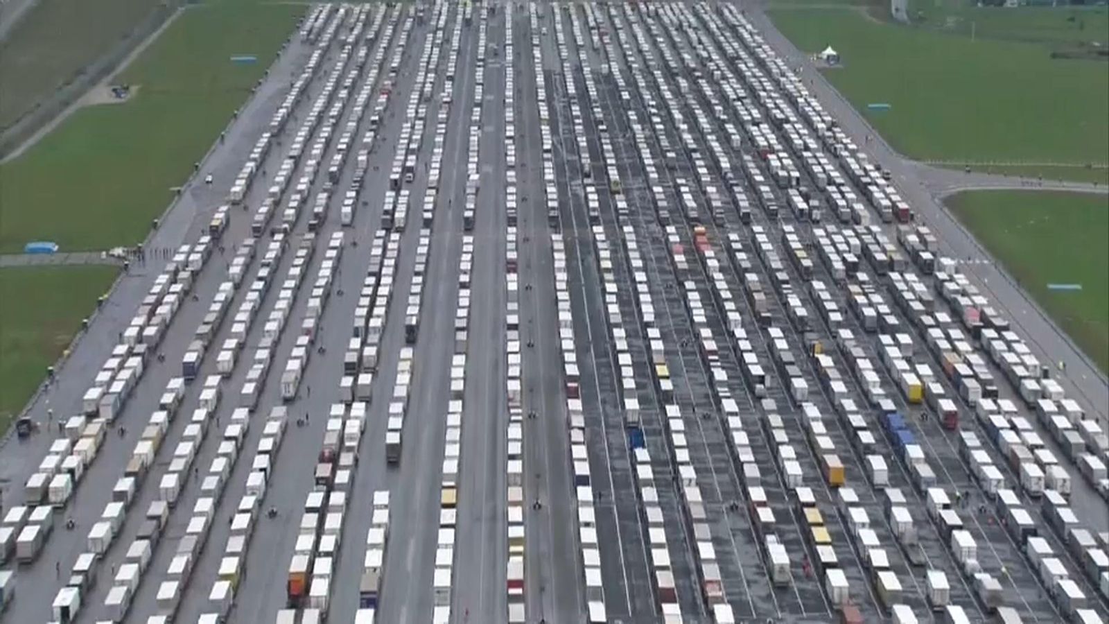 Milers de camions aparcats en un pàrquing de Dover esperant poder travessar la frontera