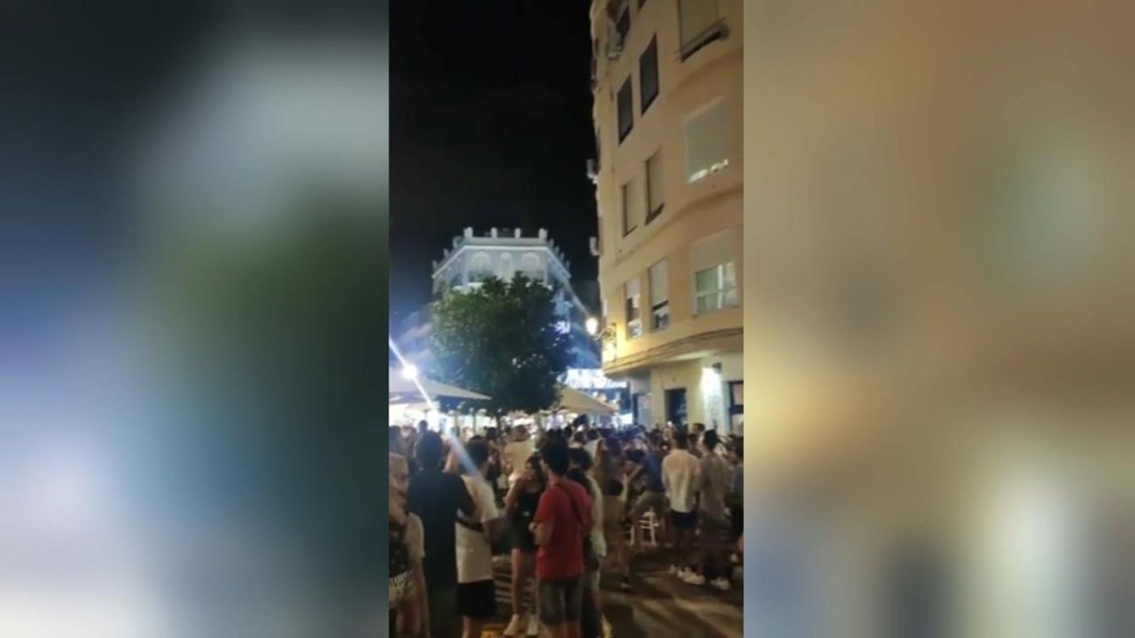 Imatges d'algunes aglomeracions nocturnes dissabte a la nit