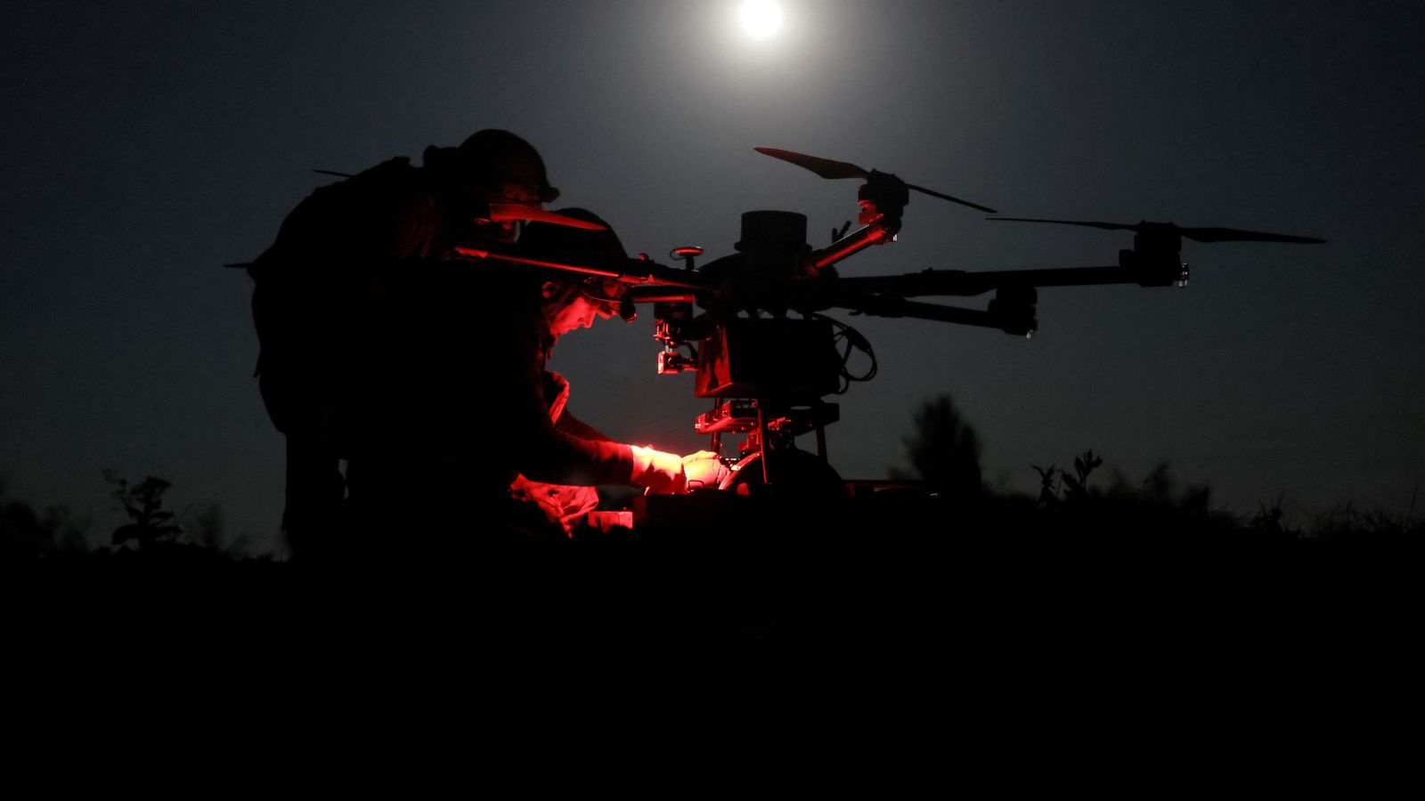 Militars ucraïnesos, en una imatge d’este divendres, preparen els drons que sobrevolaran els terrenys que dominen les tropes russes