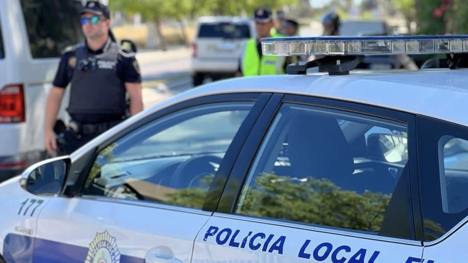 Un agent i un vehicle de la Policia Local d'Elx, en una imatge d'arxiu