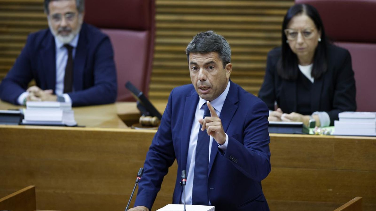 El president Carlos Mazón a la tribuna de les Corts durant el debat de política general