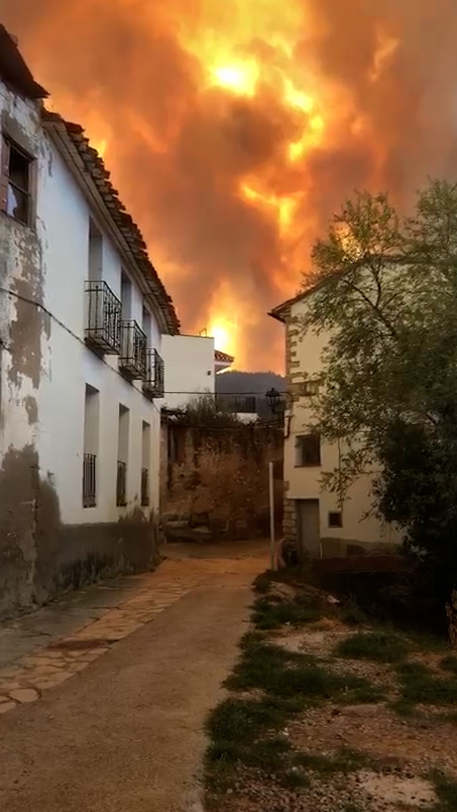 Imatge de l'incendi forestal declarat a Vilanova de Viver des de Pobla d’Arenós