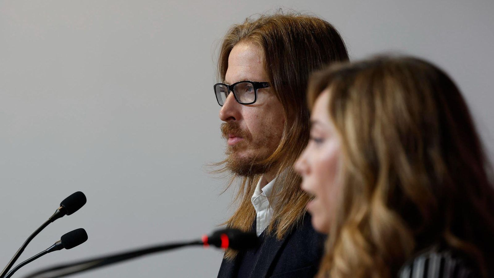 El portaveu de Podem, Pablo Fernández i la portaveu adjunta, María Teresa Pérez, este dilluns en roda de premsa