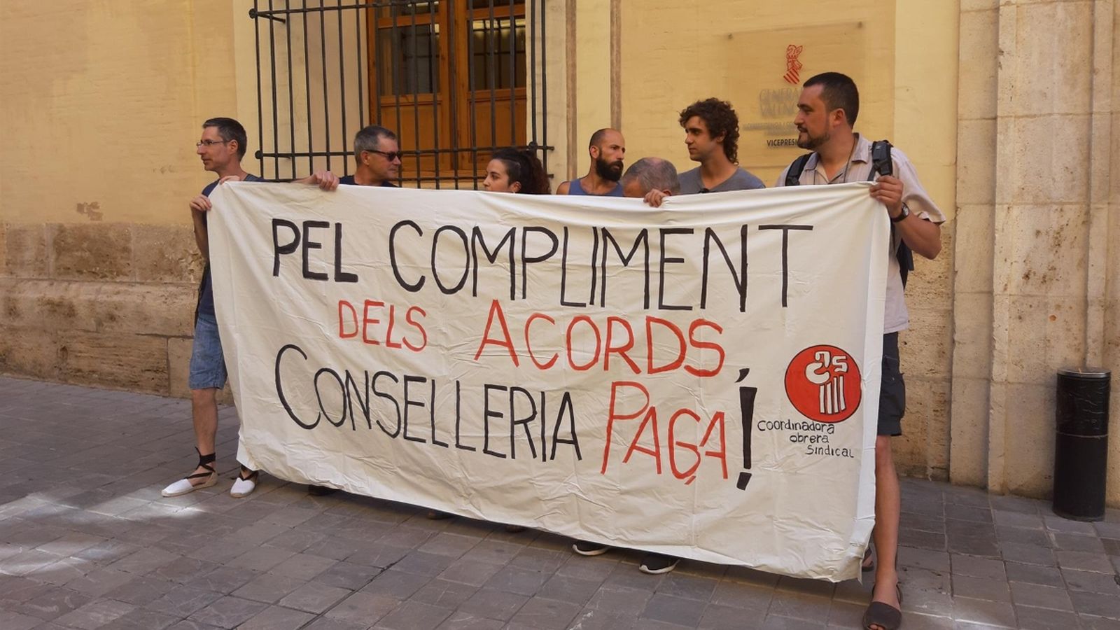 Concentració de la Coordinadora Obrera Sindical (COS) davant de la Conselleria d’Igualtat i Polítiques Inclusives