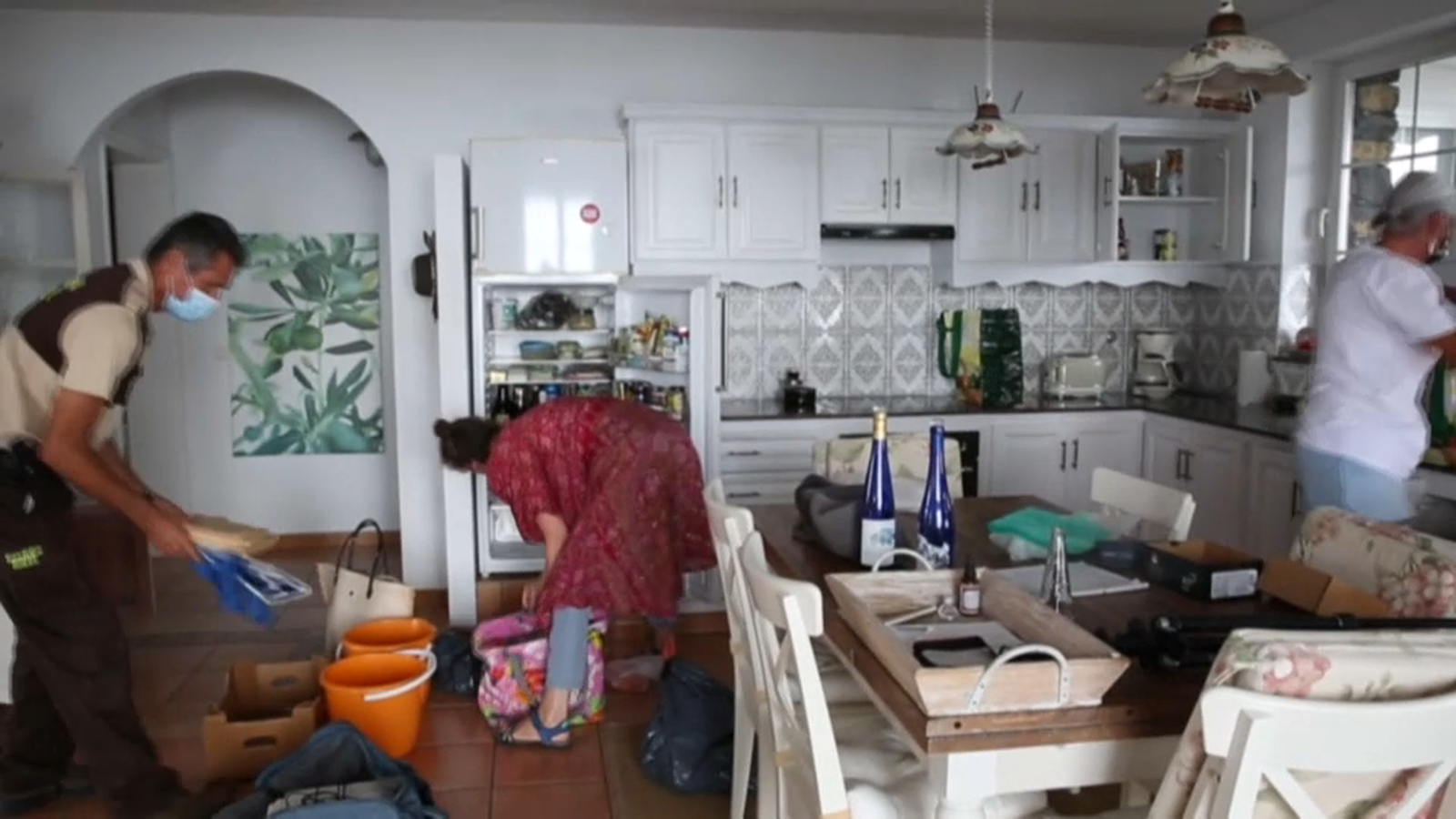 Veïns arrepleguen coses de sa casa abans de ser evacuats