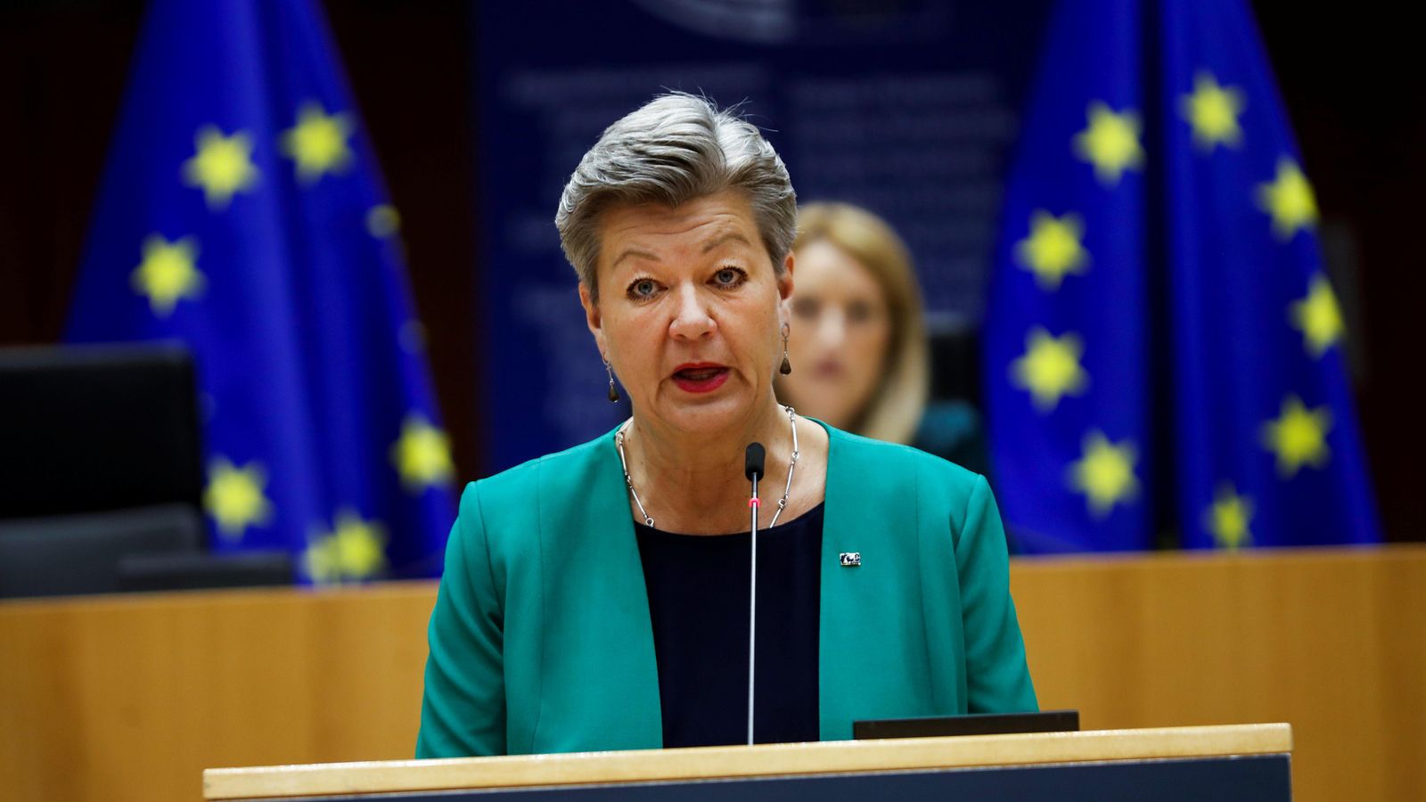 La comissària europea d'Assumptes d'Interior, Ylva Johansson, parla durant un debat plenari sobre la política de la UE sobre els migrants a Brussel·les, Bèlgica