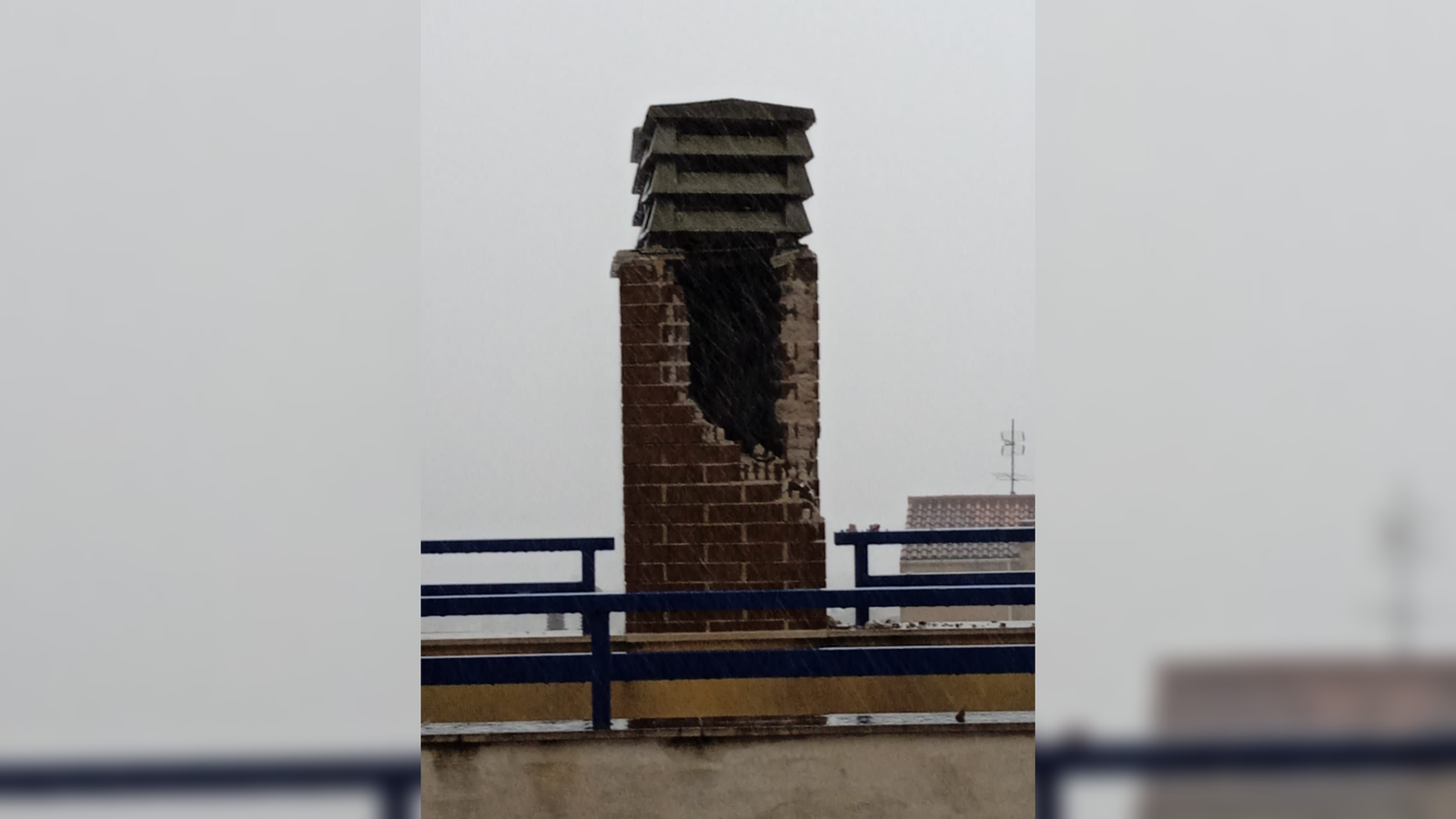 Imatge de la ximeneia trencada per l'impacte d'un raig a Alcoi