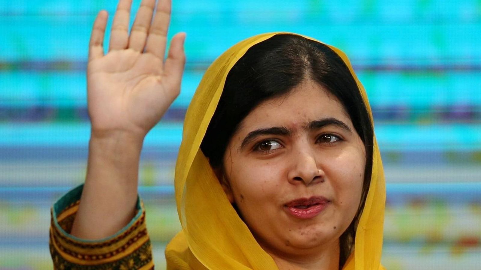 Malala saluda a la seua arribada al Pakistan