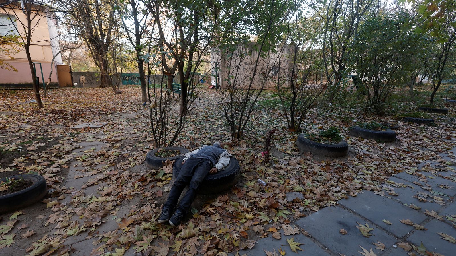 El cadàver d'un civil de Kherson al carrer, descobert després de la retirada de les tropes russes