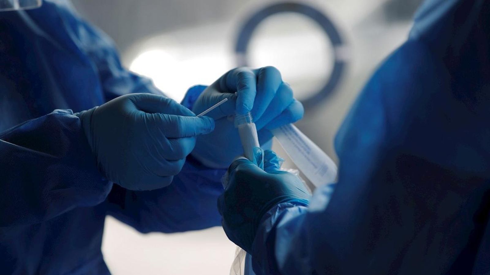 Personal mèdic manipula una prova per a detectar la Covid-19