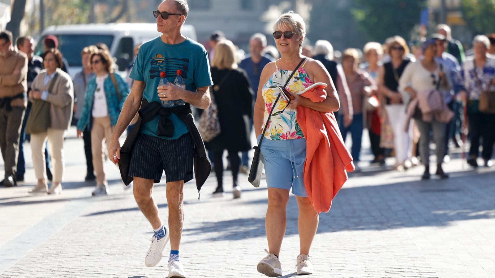 La gent, obligada a canviar la roba d'armari a causa de la calor en el mes de gener