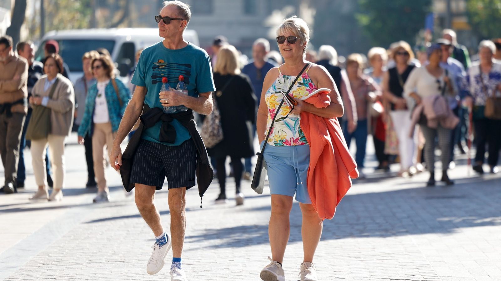 La gent, obligada a canviar la roba d'armari a causa de la calor en el mes de gener