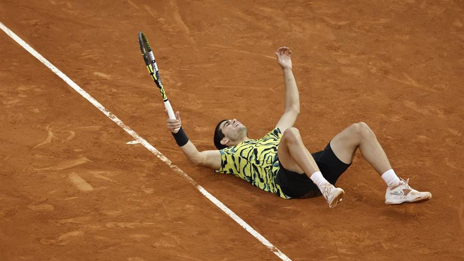 El jove tenista murcià s'ha tirat sobre la terra batuda de la Caja Mágica després de guanyar el duel