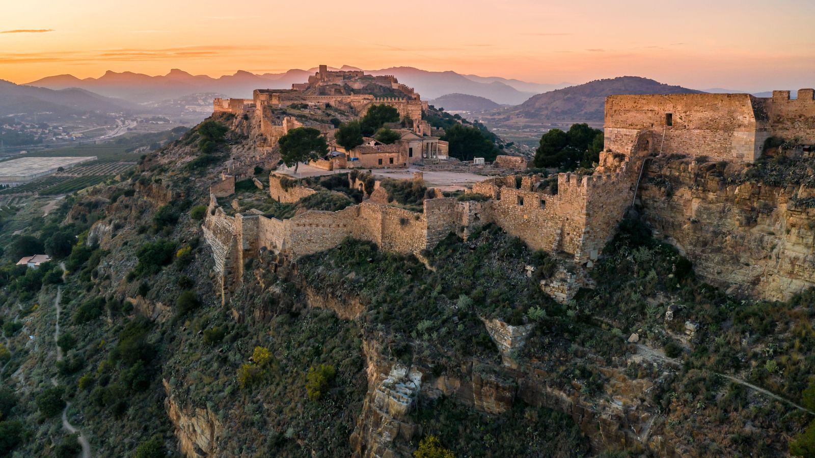 Vista aèria del castell de Sagunt, una de les cinc fortaleses i muralles que restaurà Cultura enguany amb fons de la Unió Europea