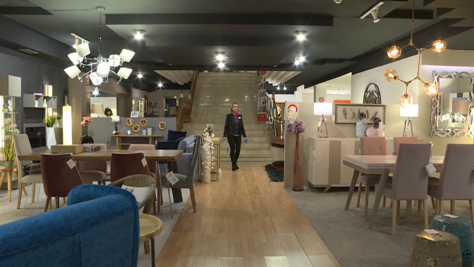 Instal·lació d’una exposició de mobles, en una imatge d’arxiu