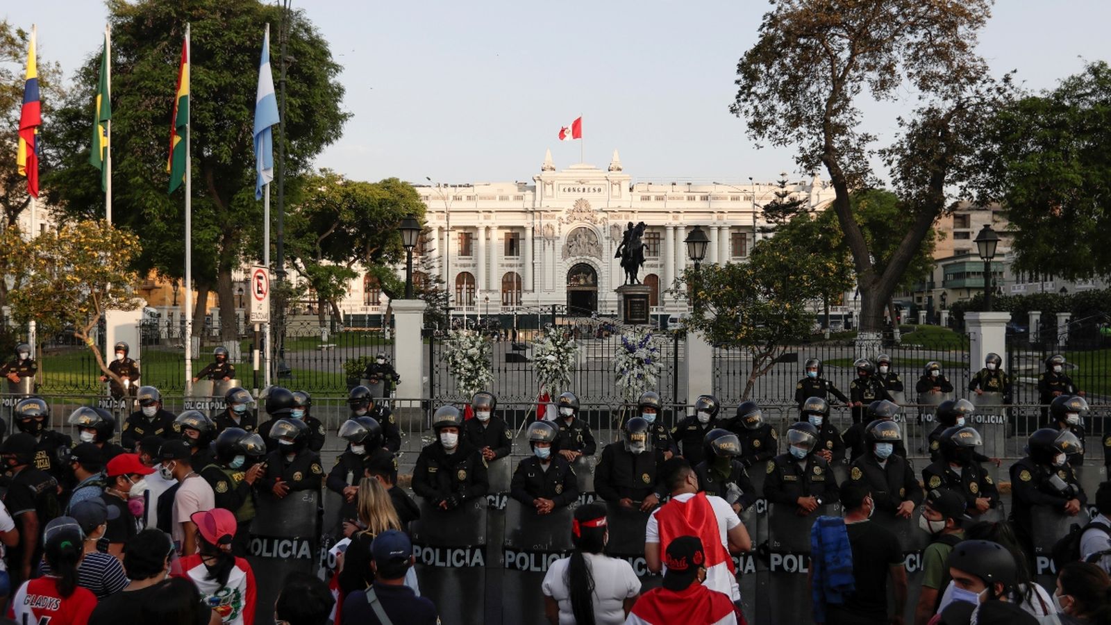 Agents de policia custodien les portes del Congrés després de la dimissió del president Manuel Merino