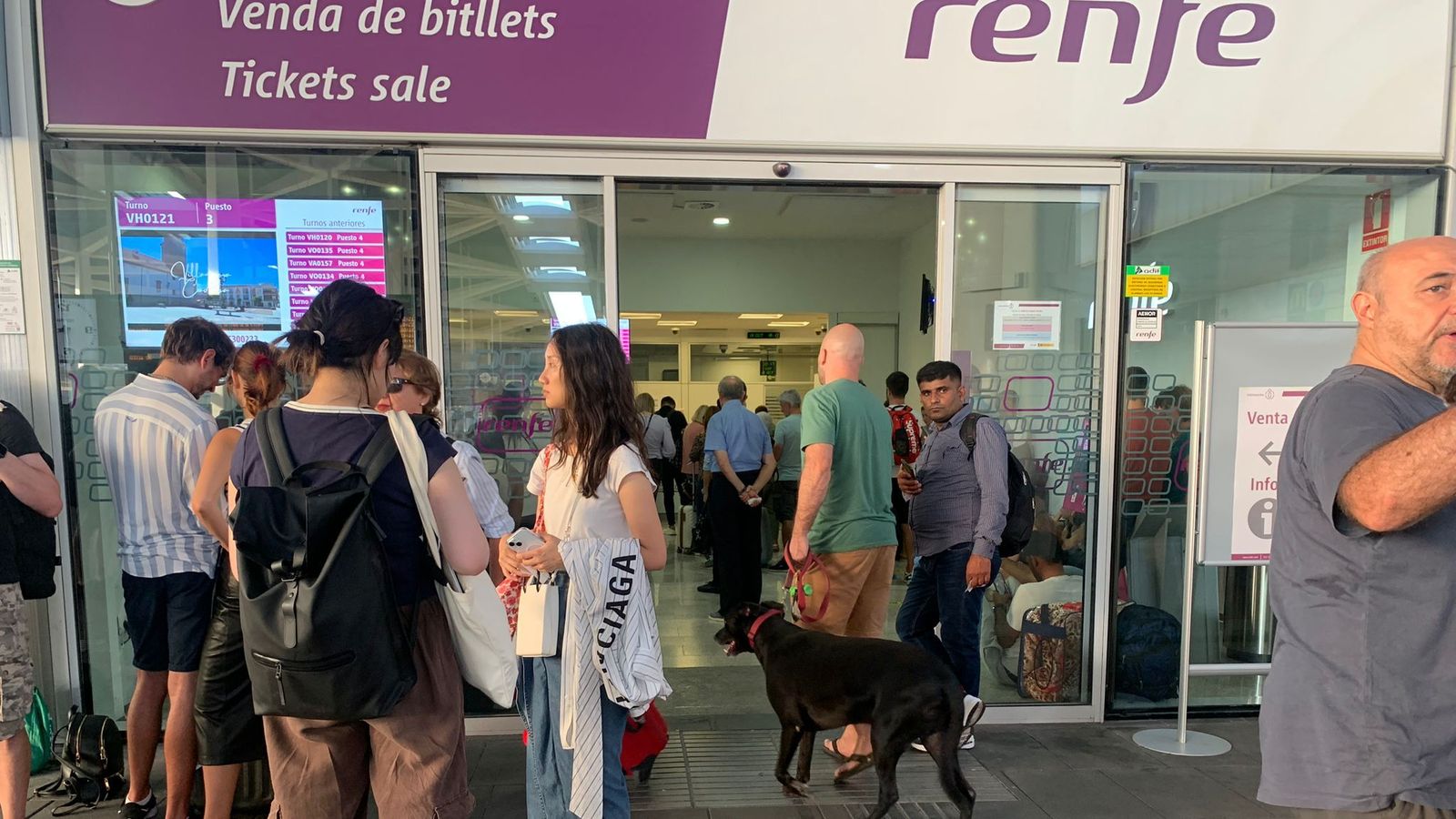 Viatgers i viatgeres afectats per la suspensió de les linies d'alta velocitat Madrid-València i Madrid-Alacant, esperant a l'estació València-Joaquim Sorolla