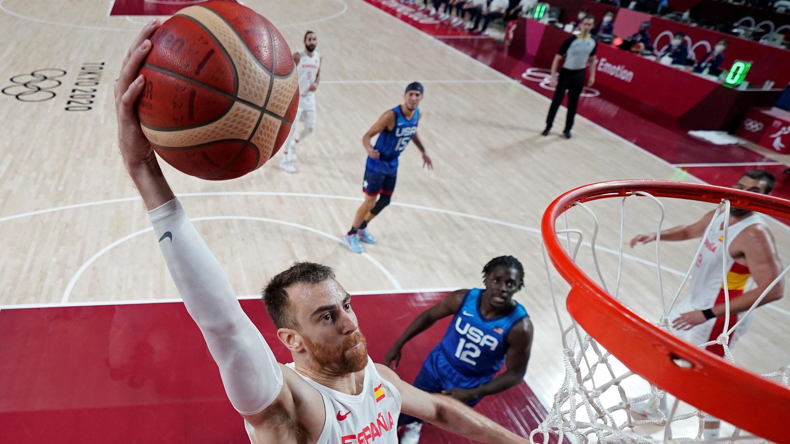 El valencià Víctor Claver fa una esmaixada contra els Estats Units