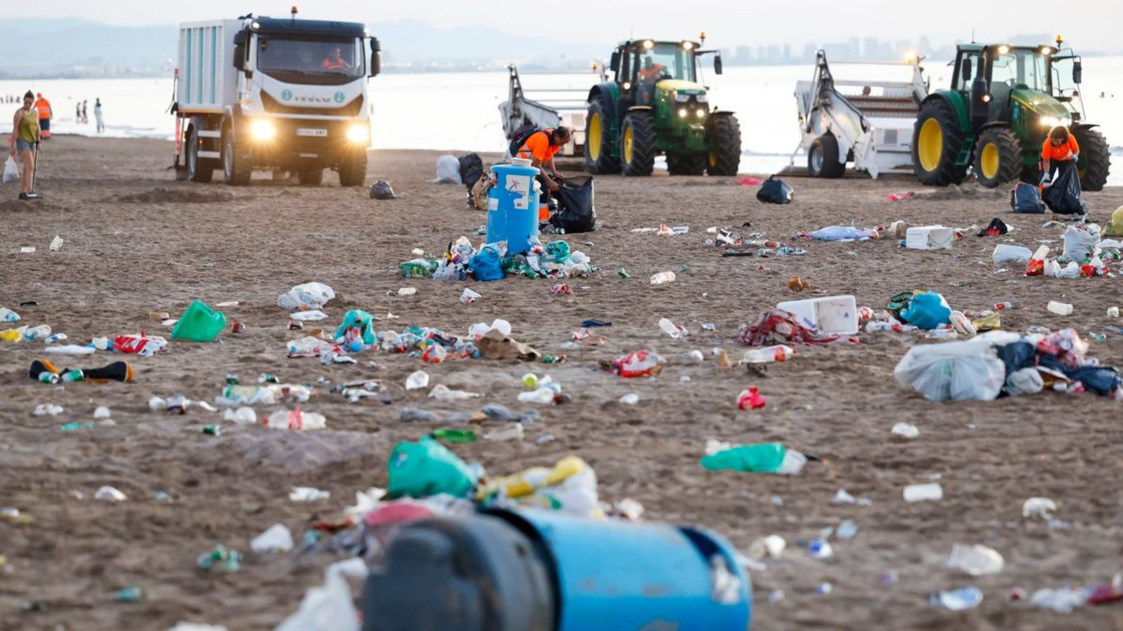 Operaris municipals adecenten la platja de la Malva-rosa després de la nit de Sant Joan