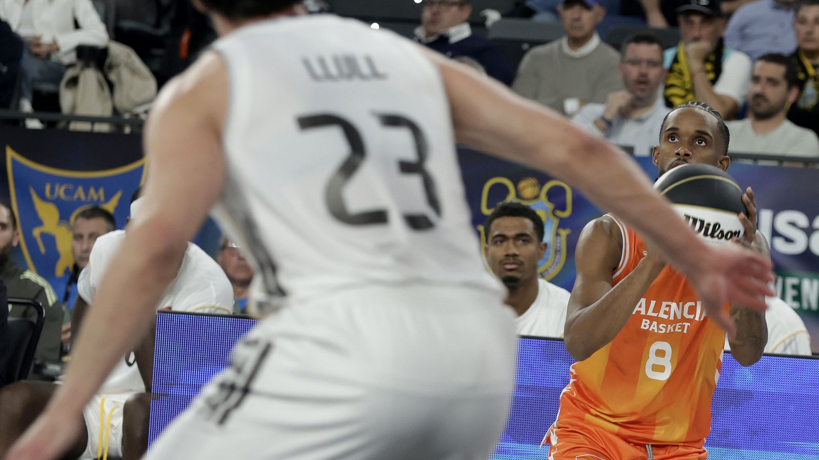 Montero apunta davant la defensa de Sergio Llull