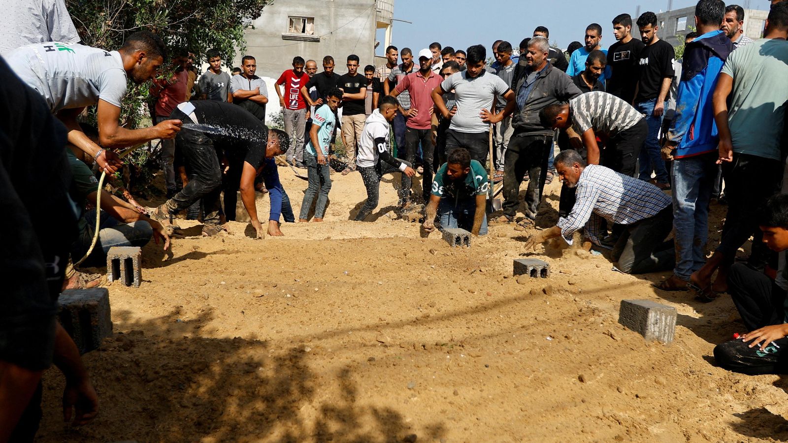 Palestins soterren els morts a la ciutat de  Khan Younis, a Gaza