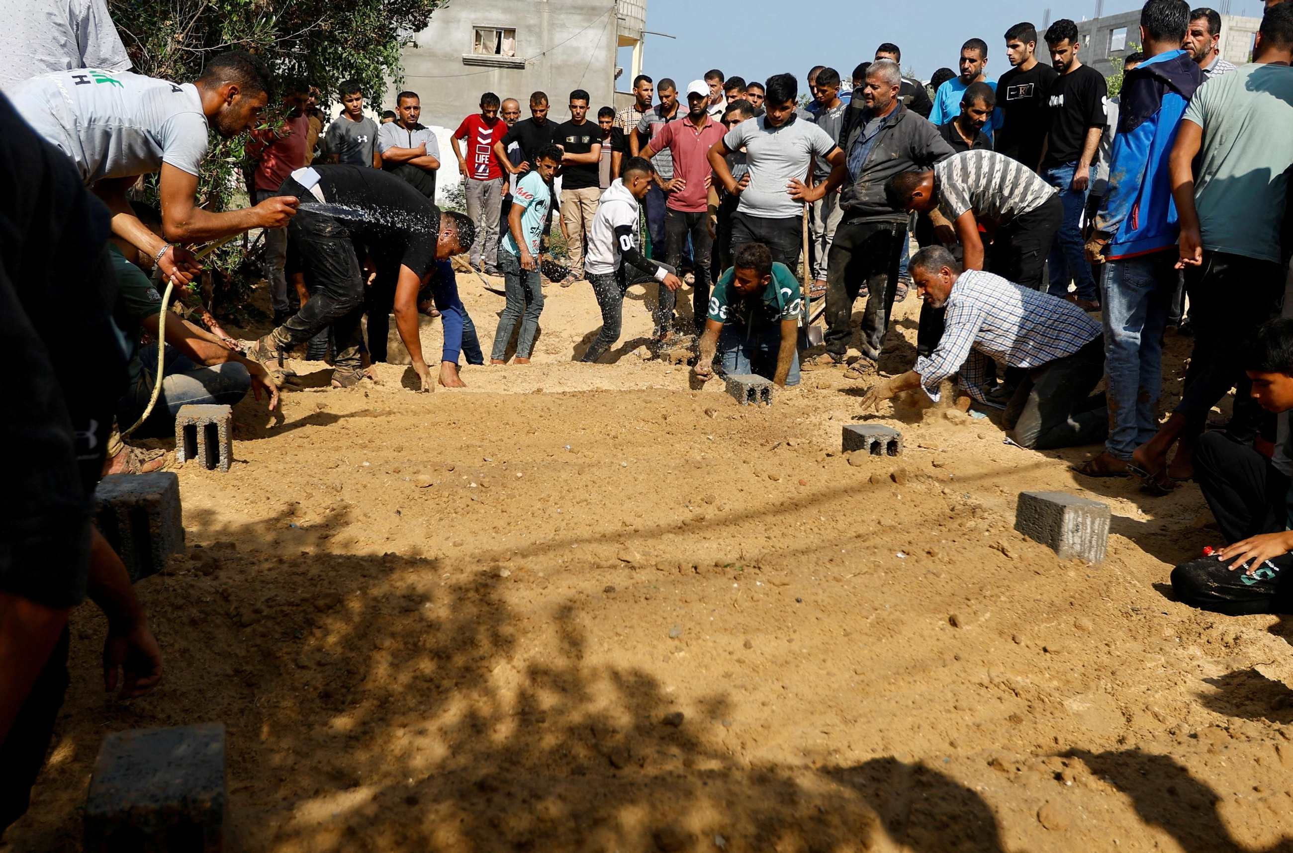 Palestins soterren els morts a la ciutat de Khan Yunis, a Gaza Palestins soterren els morts a la ciutat de Khan Younis, a Gaza