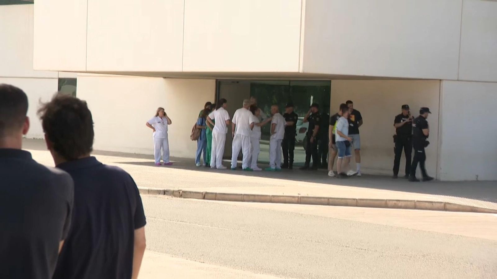 Agents de la Policia Nacional i Sanitaris en el accés a la planta de Psiquiatria de La Fe