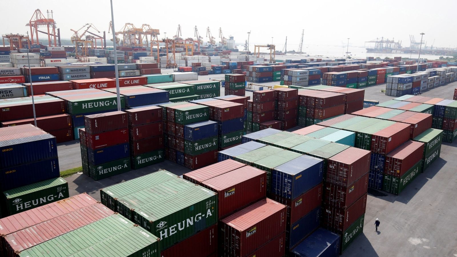 Contenidors de transport de mercaderies al port de Hai Phong, Vietnam