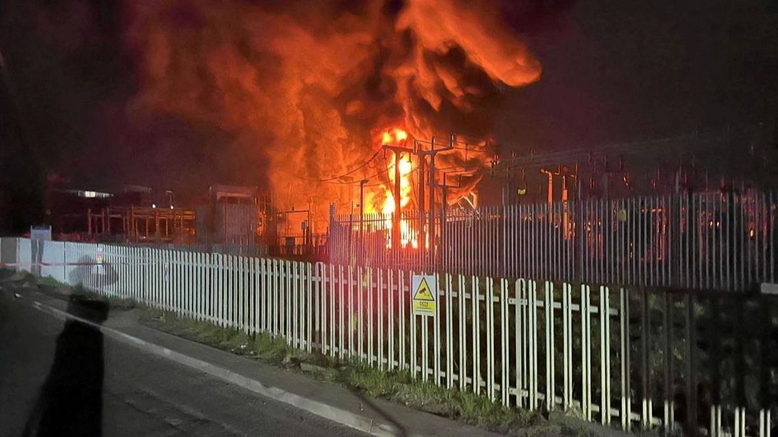 L'estació subelèctrica de Hayes, prop de l'aeroport de Heathrow, encesa en flama este divendres