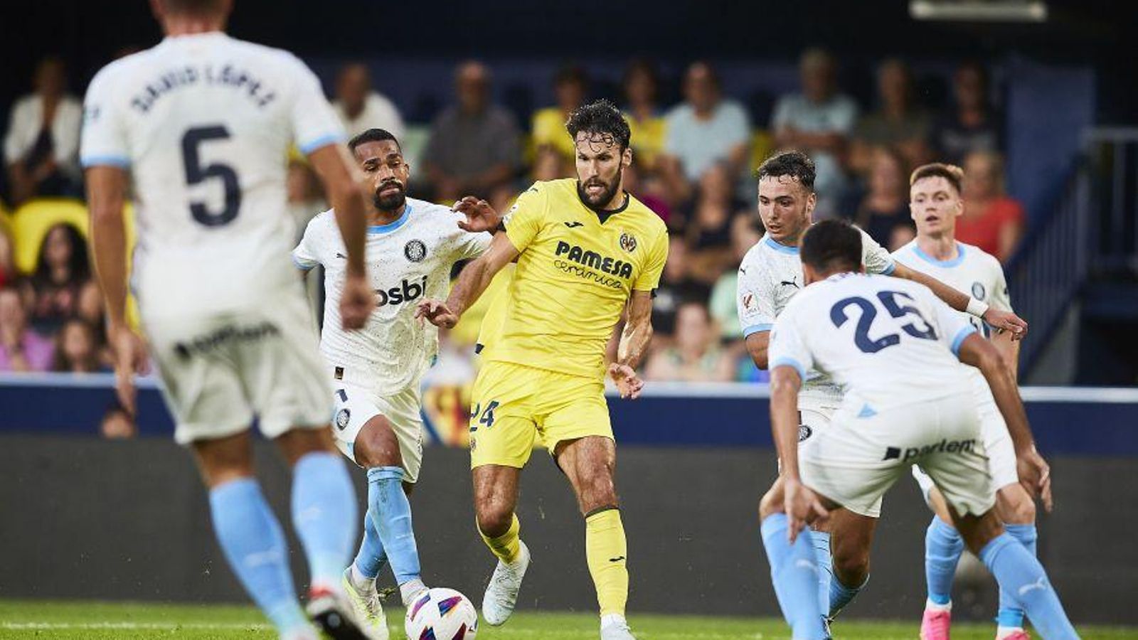 Alfonso Pedraza, rodejat de jugadors del Girona