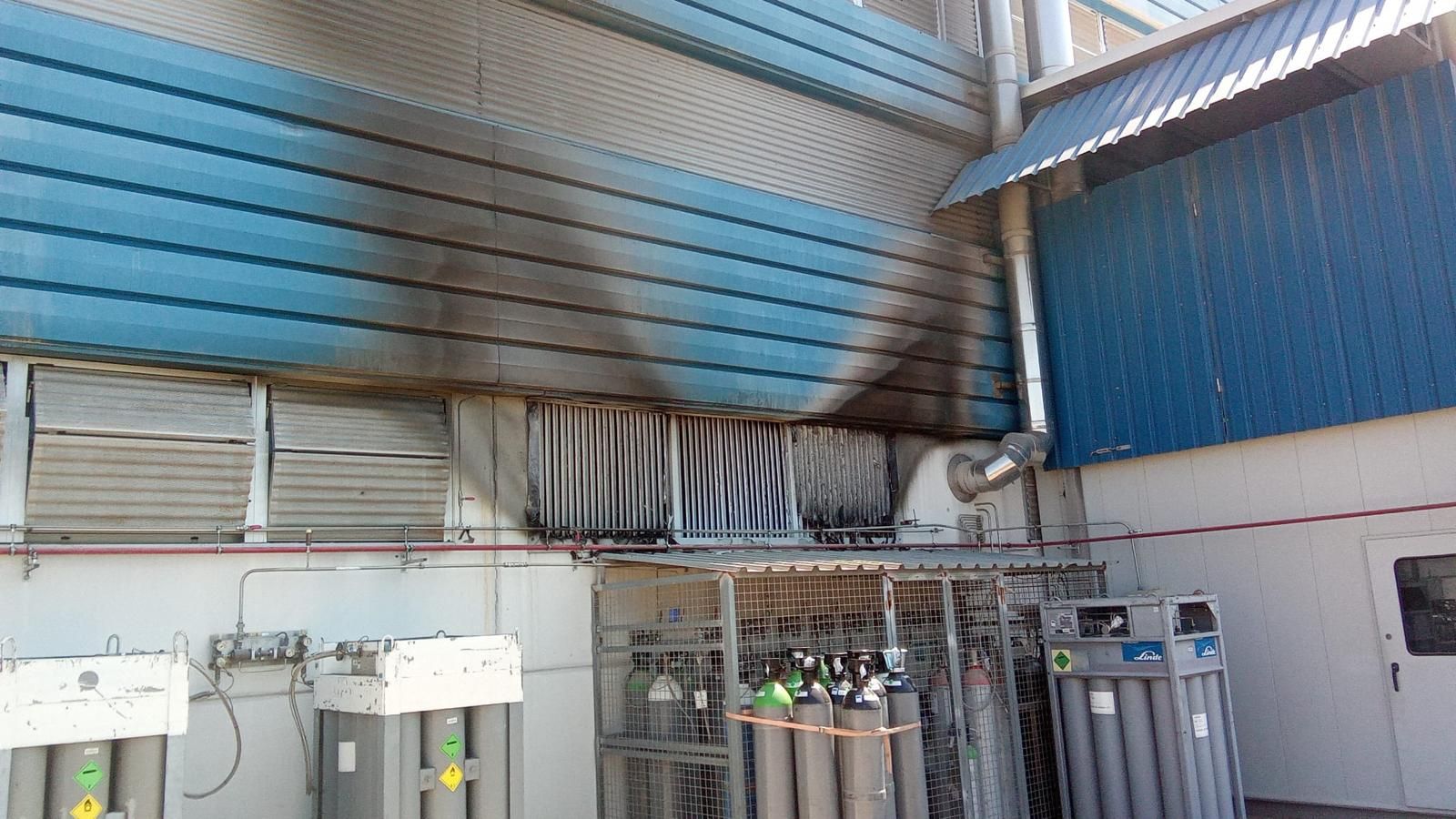 Detall de l'exterior del laboratori incendiat