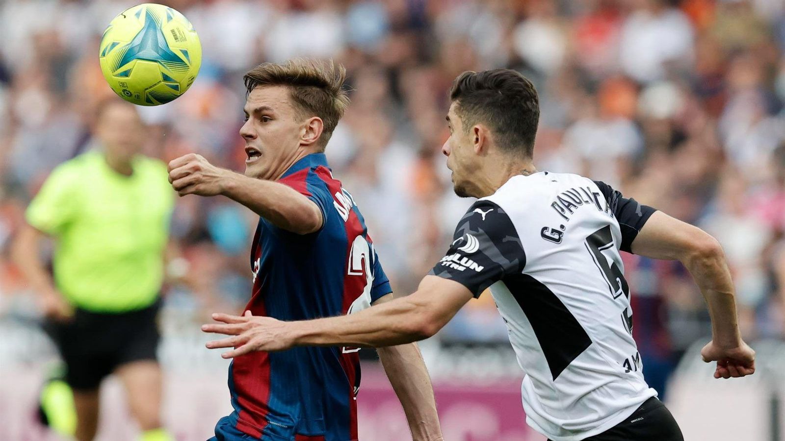 Dani Gómez i Gabriel Paulista lluiten per una pilota