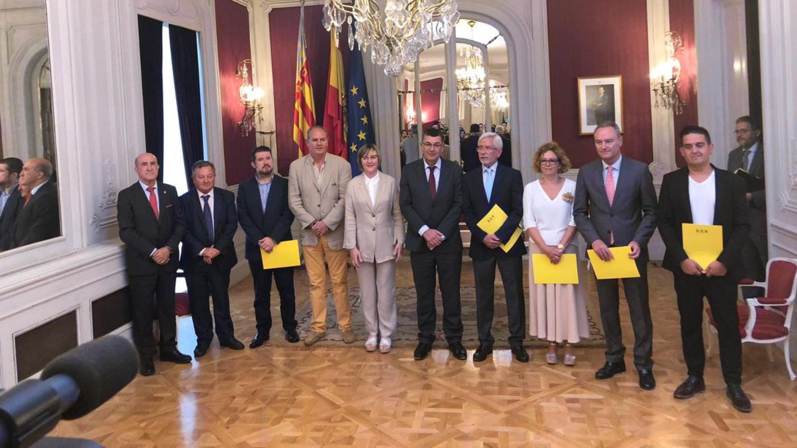 Imatge dels cinc senadors territorials designats per les Corts després de ser proclamats