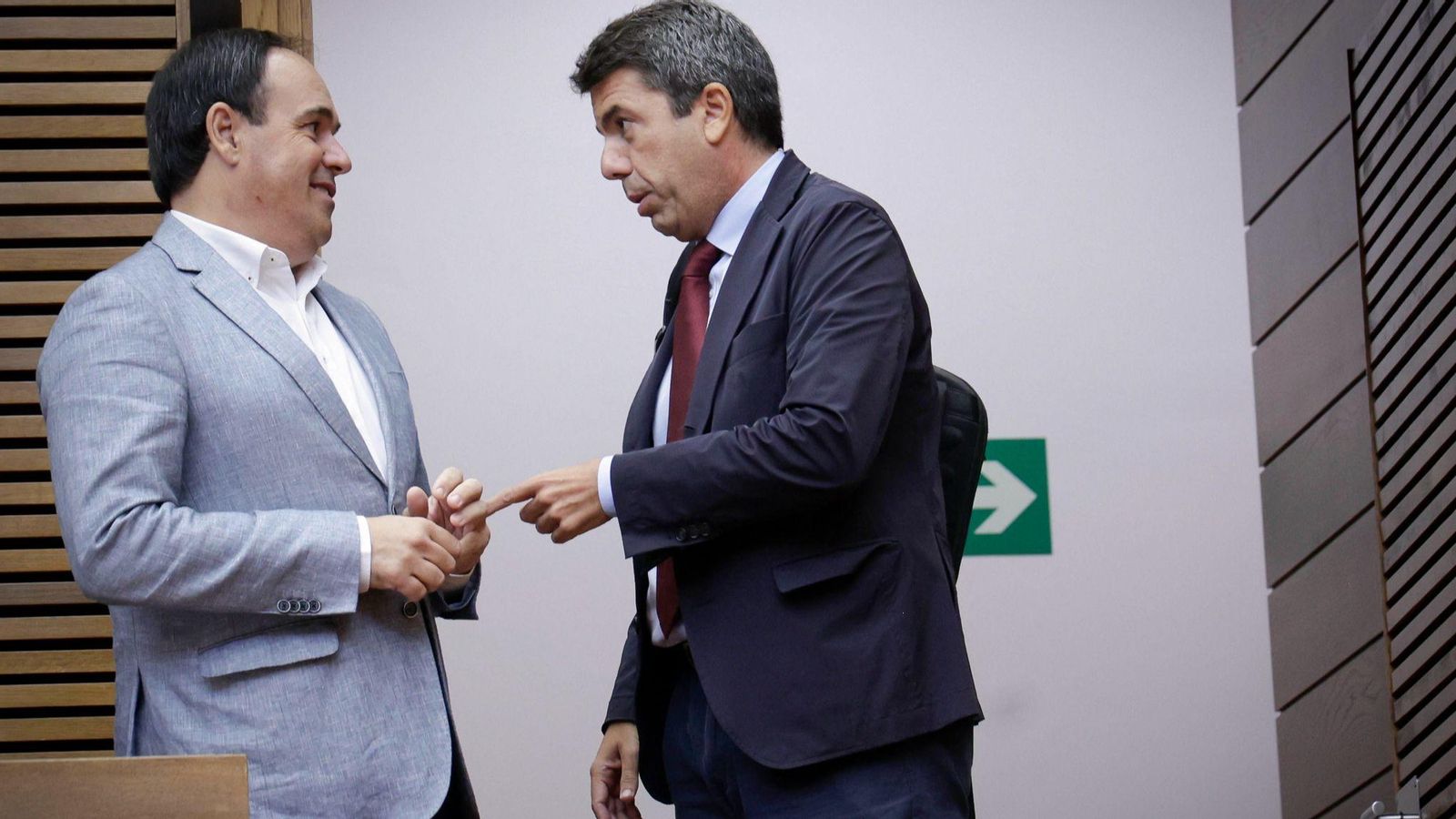 Mazón i Pérez Llorca conversen en l'hemicicle de les Corts en un recés del ple del passat 16 d'octubre