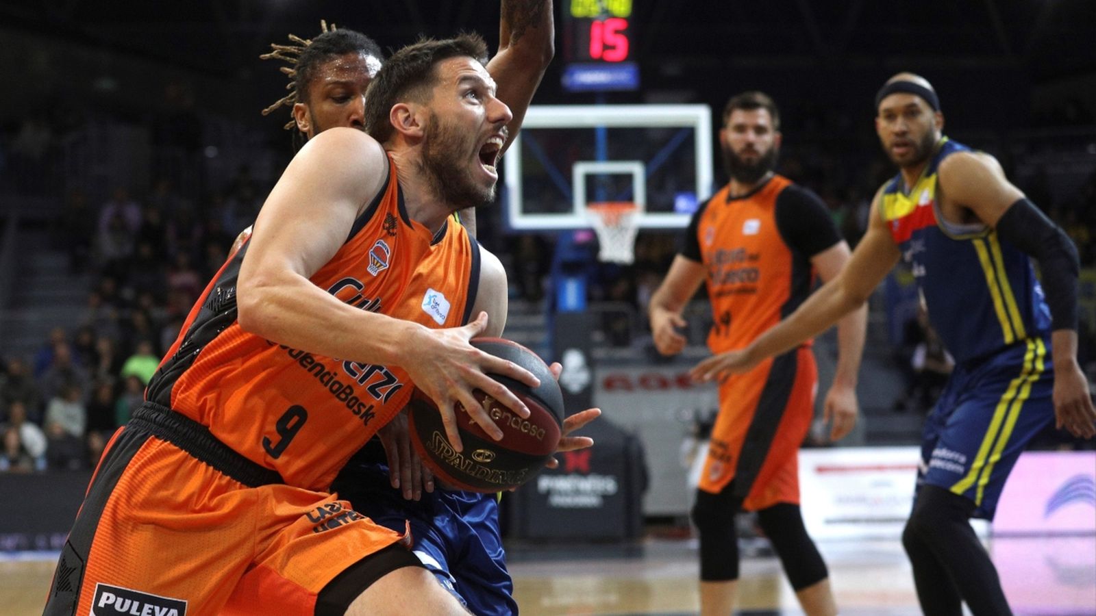 Sam van Rosson es prepara per a llançar