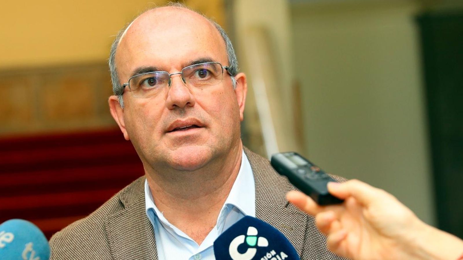 El delegat del govern espanyol a les Canàries, Anselmo Pestana, atén els mitjans de comunicació