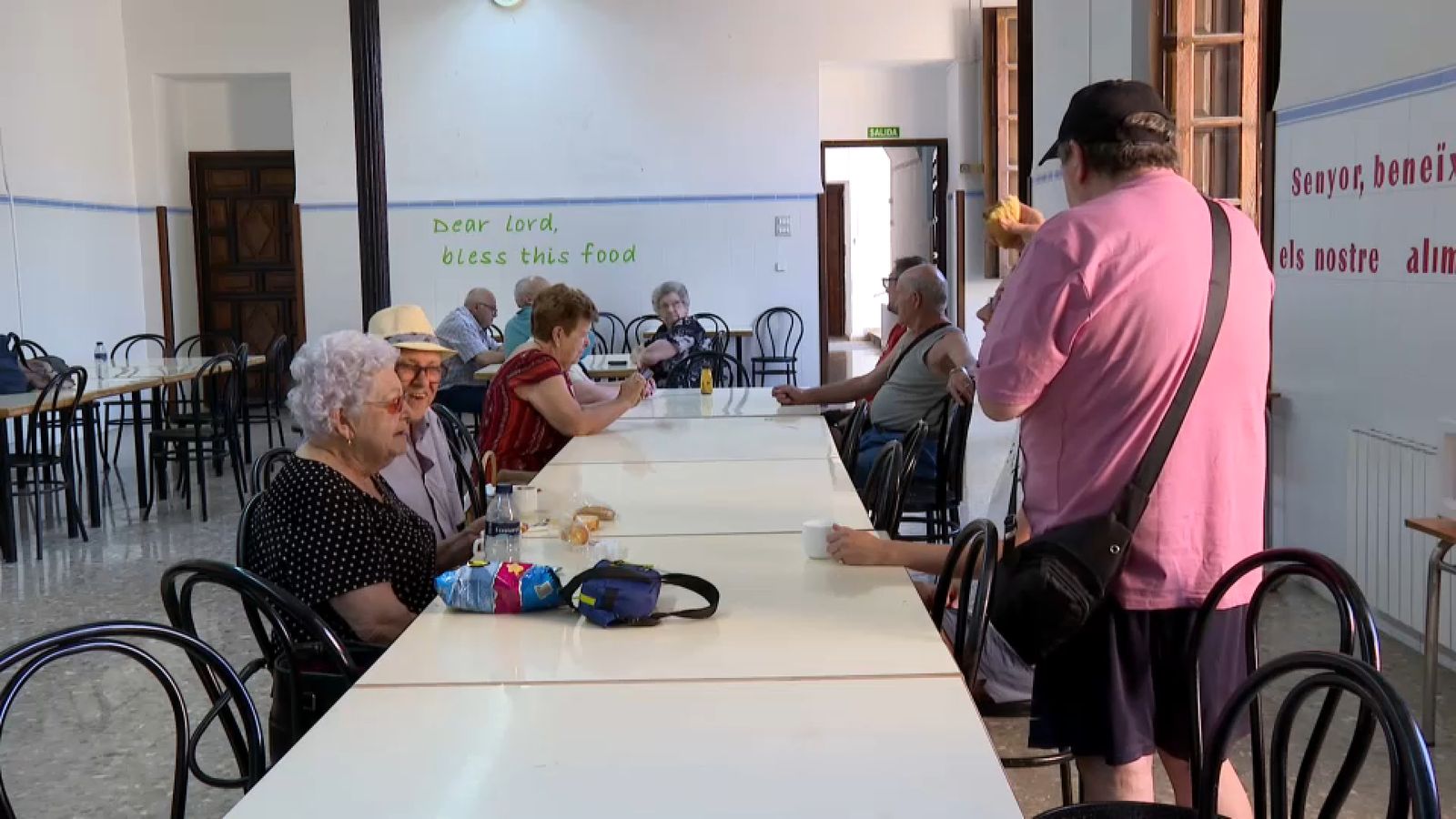 En la imatge, algunes de les persones desallotjades d’Azúebar que han passat la nit a Segorbe