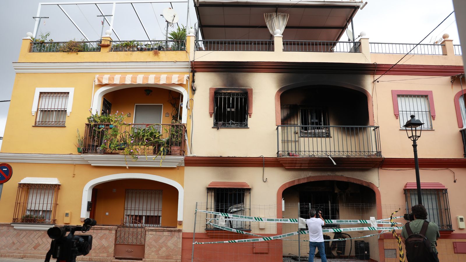 Una imatge de la façana de la vivenda que es va incendiar a Sevilla