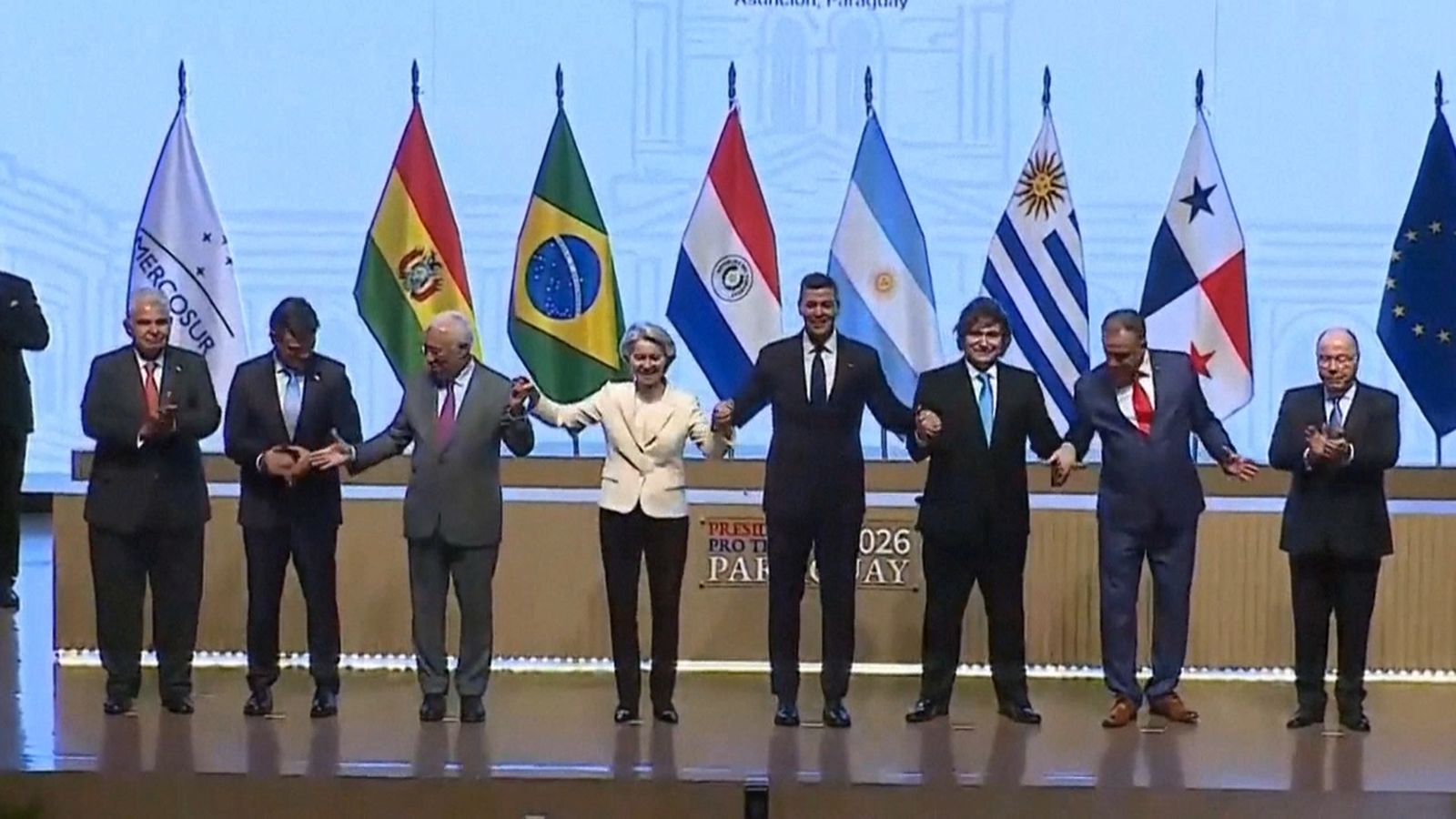 El president de Panamà, José Raúl Mulino; el president de Bolívia, Rodrigo Paz; el president del Consell Europeu, António Costa; la presidenta de la Comissió Europea, Ursula von der Leyen; el president del Paraguai, Santiago Peña; el president de l’Argentina, Javier Milei; el president de l’Uruguai, Yamandú Orsi, i el ministre d’Afers Exteriors del Brasil, Mauro Vieira, s’agafen de les mans mentre les autoritats de la Unió Europea i del bloc sud-americà Mercosur signen un acord de lliure comerç