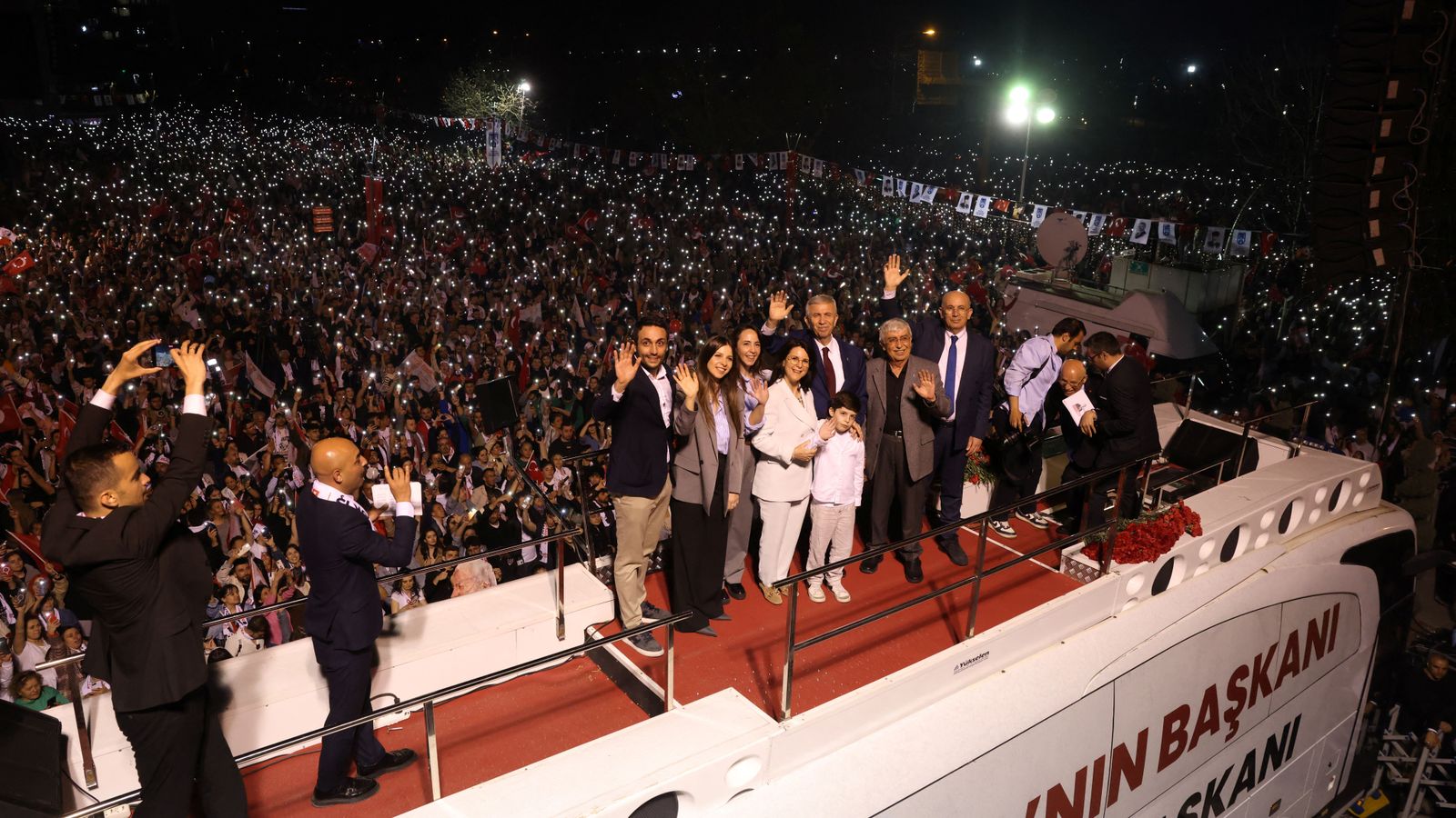L'alcalde d'Ankara i candidat del CHP, Mansur Yavas, celebra el resultat de les eleccions municipals