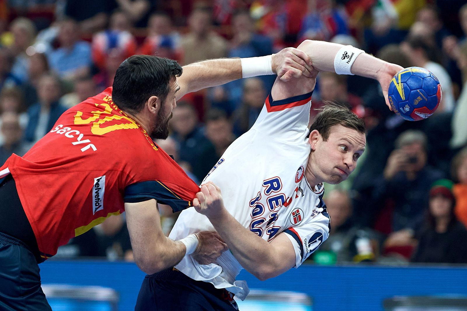 El petrerí Gedeón Guardiola, en una acció defensiva en el partit de quarts de final contra Noruega