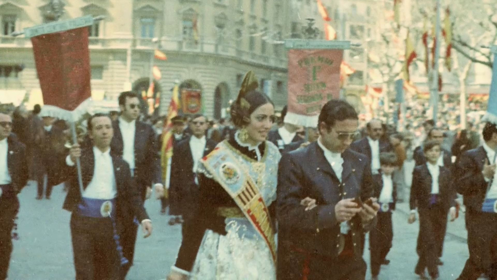 A partir del 1954 els fallers anaven vestits de "panderola", com se li deia popularment a aquest trage